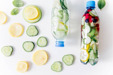 Yaz içki kokteyl cam kavanoz, çilek ve nane ahşap tablo