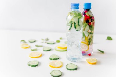 Yaz içki kokteyl cam kavanoz, çilek ve nane ahşap tablo