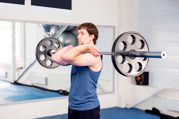 Gespierde jongeman crossfit oefeningen in de sportschool doet — Stockfoto