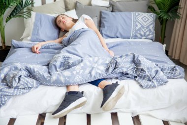 O sabah uyandıktan sonra yatakta uzanan kadın