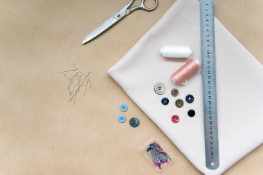dikiş araçlar - makas, iğne, düğmeler, iş parçacığı üzerinde bir tablo kümesi