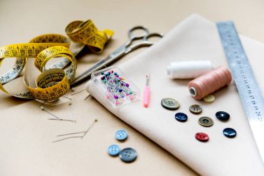 dikiş araçlar - makas, iğne, düğmeler, iş parçacığı üzerinde bir tablo kümesi