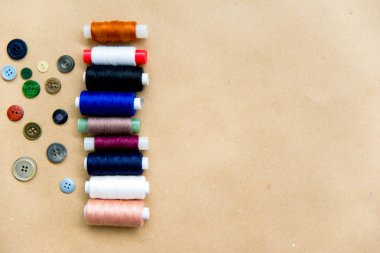 dikiş araçlar - makas, iğne, düğmeler, iş parçacığı üzerinde bir tablo kümesi