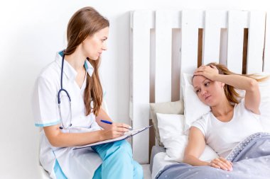 bir doktor ve bir hasta randevu sırasında bir portre