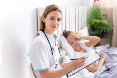 bir doktor ve bir hasta randevu sırasında bir portre