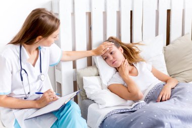bir doktor ve bir hasta randevu sırasında bir portre
