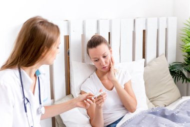 bir doktor ve bir hasta randevu sırasında bir portre
