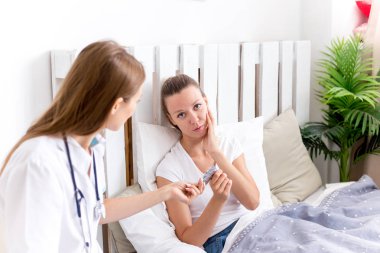 bir doktor ve bir hasta randevu sırasında bir portre