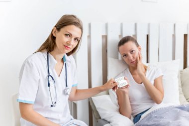 bir doktor ve bir hasta randevu sırasında bir portre
