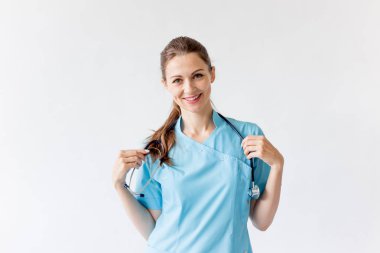 Gri arka plan üzerinde üniformalı memnun gülümseyen Doktor portresi