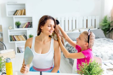 Anne ve kızı yapmak yapıyor ve evde eğlenmek