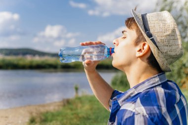 bir ara ve içme suyu şişeden alarak erkek uzun yürüyüşe çıkan kimse