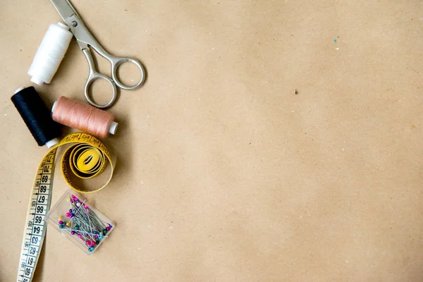 Σύνολο εργαλείων ράψιμο - ψαλίδια, βελόνες, κουμπιά, το νήμα σε έναν πίνακα — Φωτογραφία Αρχείου