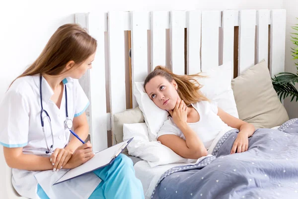 bir doktor ve bir hasta randevu sırasında bir portre