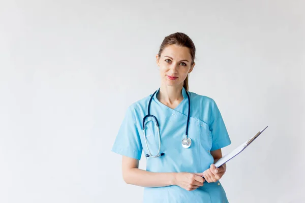 Porträtt av glada leende läkare i uniform på grå bakgrund — Stockfoto