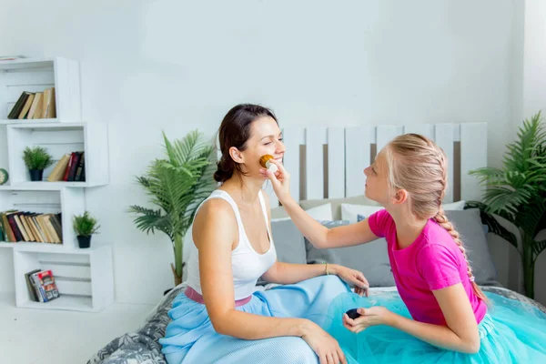 Mor och dotter gör gör och har roligt hemma — Stockfoto