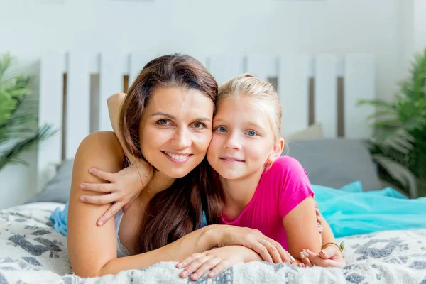 Mutter und Tochter verbringen Zeit gemeinsam zu Hause — Stockfoto