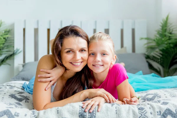 Matka i córka są spędzać czas razem w domu — Zdjęcie stockowe