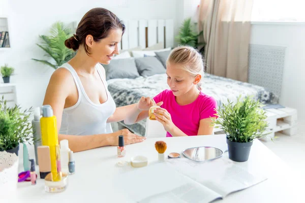 Mor och dotter gör gör och har roligt hemma — Stockfoto