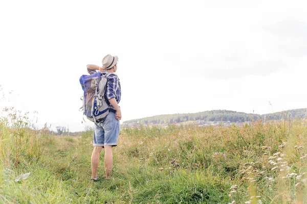 Giovane viaggiatore ragazzo escursioni con lo zaino nella natura — Foto Stock