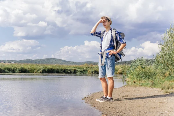 Genç yolcusu adam sırt çantası içinde doğa ile hiking — Stok fotoğraf