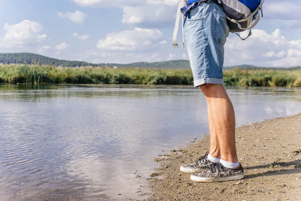 Jovem viajante cara caminhadas com mochila na natureza — Fotografia de Stock
