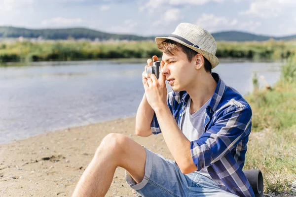 Genç adam gezgin doğada fotoğraf çekme — Stok fotoğraf