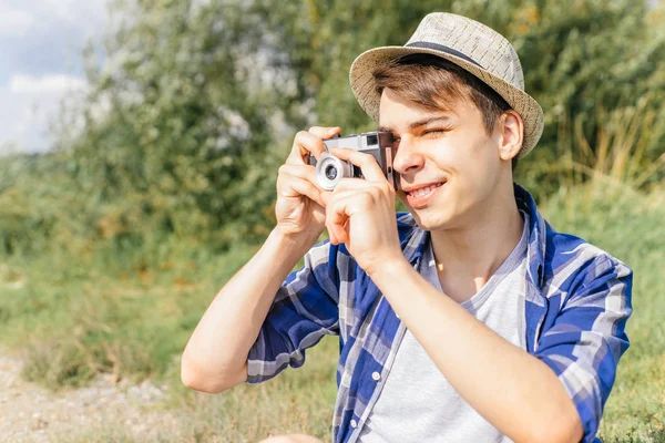 Young man traveler taking a photo in the nature — Stock Photo, Image