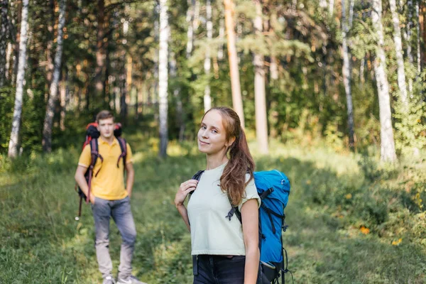 Birkaç turist bir ormanda hiking sırt çantaları — Stok fotoğraf