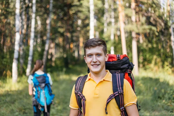 Birkaç turist bir ormanda hiking sırt çantaları — Stok fotoğraf