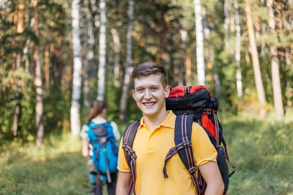 Birkaç turist bir ormanda hiking sırt çantaları — Stok fotoğraf