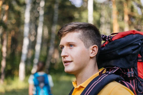 Birkaç turist bir ormanda hiking sırt çantaları — Stok fotoğraf