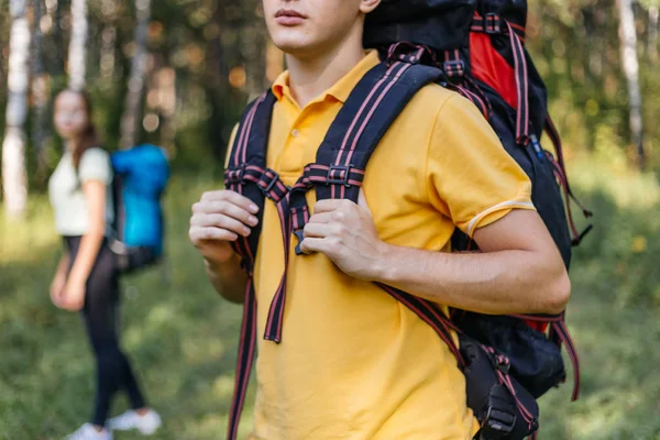 Casal de turistas com mochilas caminhadas em uma floresta — Fotografia de Stock