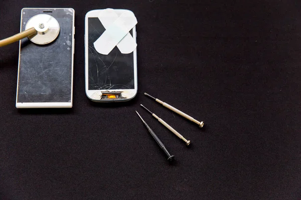 Piezas de teléfonos inteligentes y herramientas de reparación, plano laico, vista superior — Foto de Stock