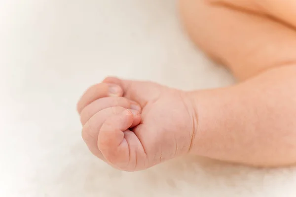 Yaşamın ilk ay üzerinde şirin yeni doğan bebek — Stok fotoğraf