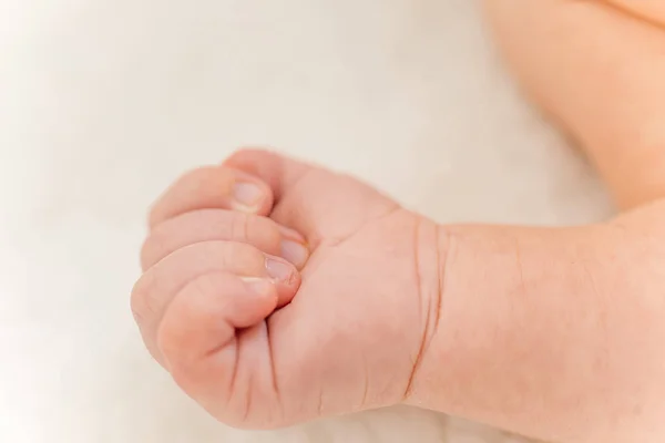 Schattige pasgeboren baby op de eerste maanden van het leven — Stockfoto