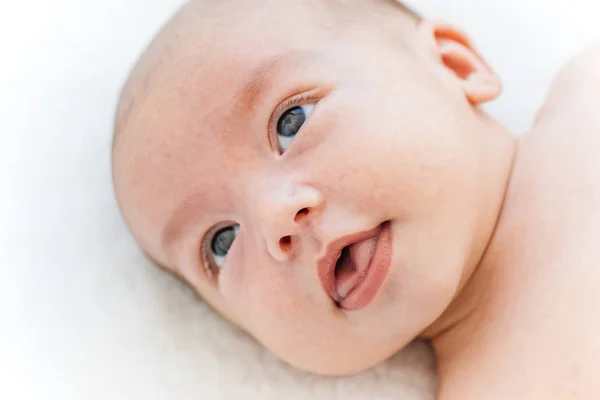 Yaşamın ilk ay üzerinde şirin yeni doğan bebek — Stok fotoğraf
