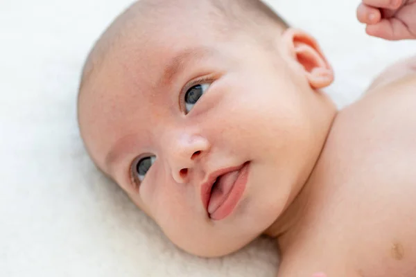 Yaşamın ilk ay üzerinde şirin yeni doğan bebek — Stok fotoğraf