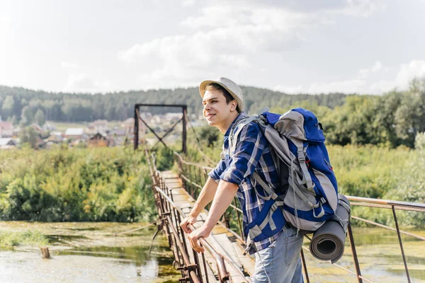 Genç yolcusu adam sırt çantası içinde doğa ile hiking — Stok fotoğraf