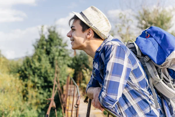 Jovem viajante cara caminhadas com mochila na natureza — Fotografia de Stock