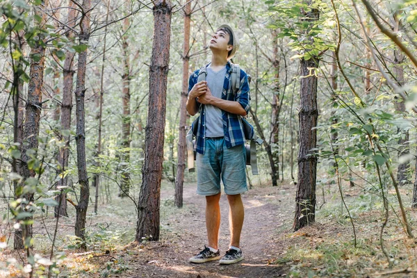 Genç yolcusu adam sırt çantası içinde doğa ile hiking — Stok fotoğraf