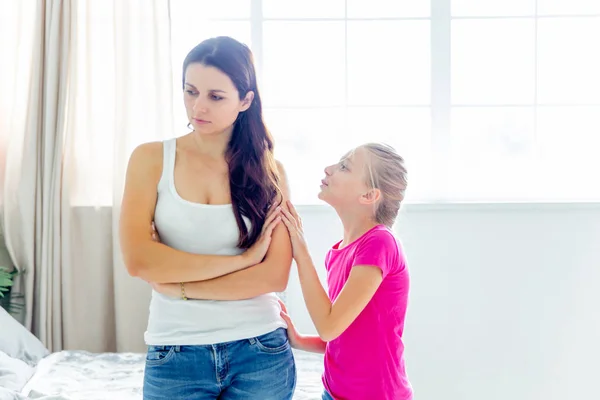 Un retrato de una hija y una madre peleando en casa — Foto de Stock