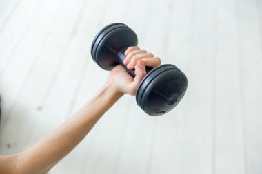 kız sabah egzersizleri evde yapıyor. Spor ve sağlıklı yaşam tarzı.