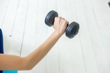 kız sabah egzersizleri evde yapıyor. Spor ve sağlıklı yaşam tarzı.