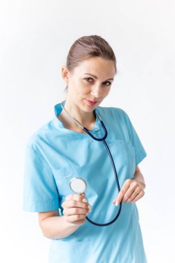 Gri arka plan üzerinde üniformalı memnun gülümseyen Doktor portresi