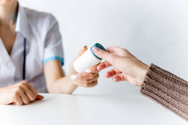 bir doktor ve bir hasta randevu sırasında bir portre