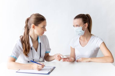 bir doktor ve bir hasta randevu sırasında bir portre