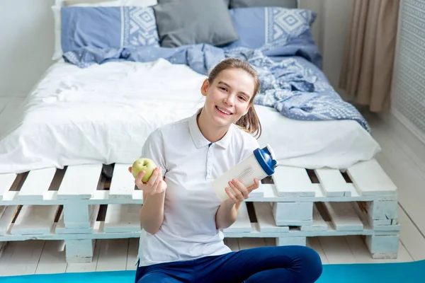 Lächelndes gesundes Mädchen isst einen Apfel und frühstückt — Stockfoto