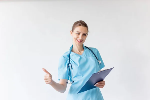 Porträtt av glada leende läkare i uniform på grå bakgrund — Stockfoto