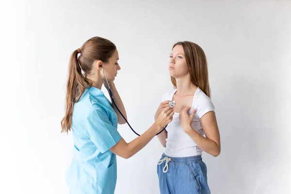 Um retrato de um médico e um paciente durante uma consulta — Fotografia de Stock